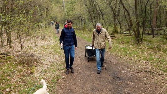 Robin und Maik mit Bollerwagen