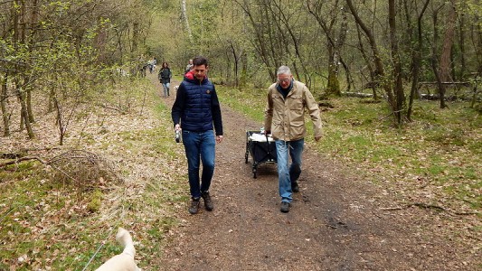 Robin und Maik mit Bollerwagen