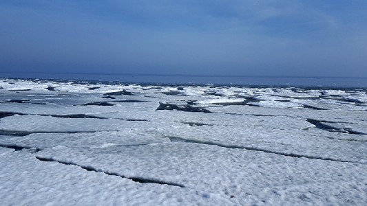 Überall sind Eisschollen zu sehen