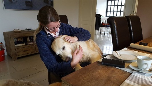 Nahla kuschelt mit Ines