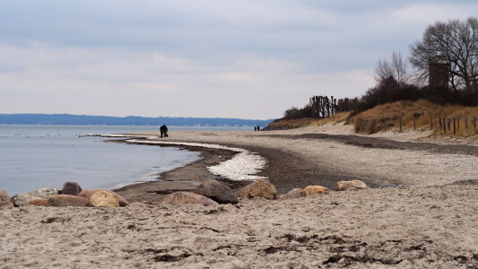 die letzten Schneereste am Strand