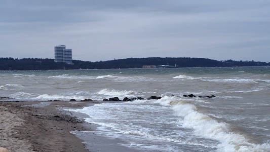 am Strand von Niendorf - die See wird unruhiger